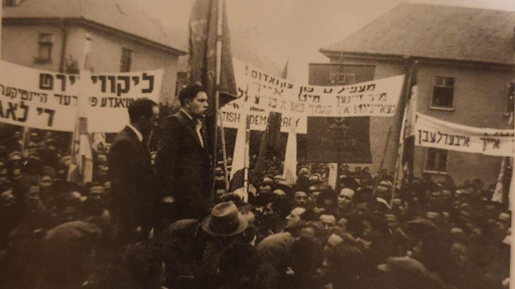 הפגנה נגד בריטניה במחנה העקורים בברגן-בלזן, עם חזרת האונייה "אקסודוס" לגרמניה, ספטמבר 1947. על הבמה: יוסף רוזנזאפט (יו"ר מחנה הפליטים) ושלום חולבסקי (נואם)