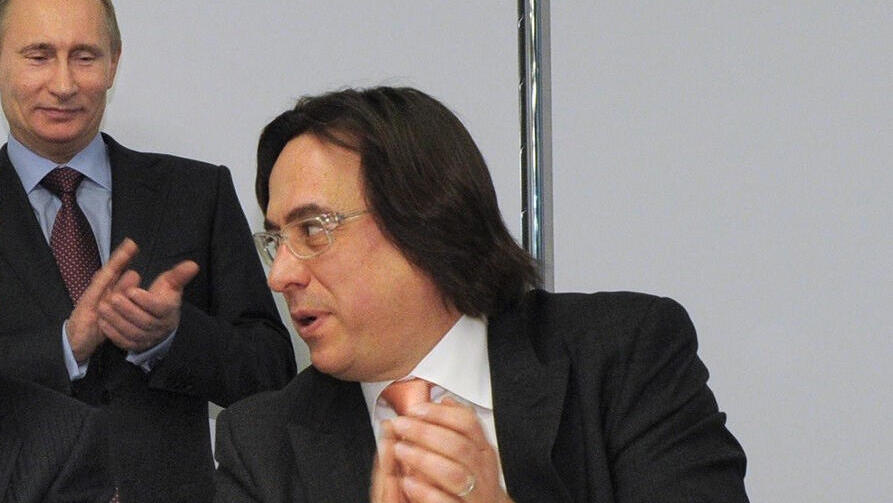 Адоньев и Путин האוליגרך סרגיי ניקולייביץ אדונייב שהוטלו עליו סנקציות ממשרד האוצר האמריקאי