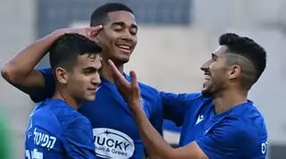 שחקני מכבי פ"ת חוגגים עם עידן טוקלומטי