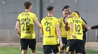 שחקני מכבי נתניה חוגגים