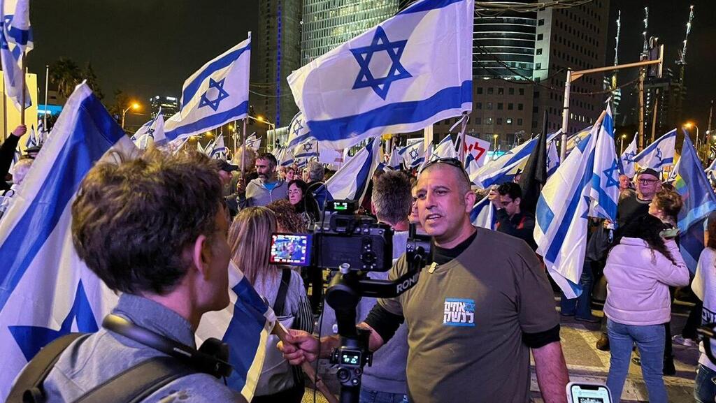 Офицер-резервист на демонстрации протеста в Тель-Авиве (Фото: Игаль Хазан) מילואימניקים במחאה נגד הרפורמה