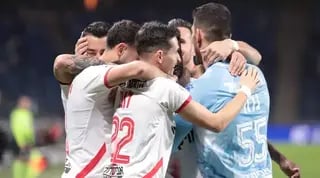 יוג'ין אנסה ושחקני הפועל באר שבע חוגגים