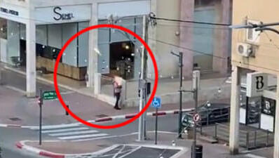 תיעוד: גבר יורה זיקוקים ברחוב סוקולוב ברמת השרון