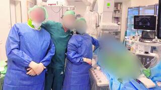 רופאים וחברי צוות מצטלמים עם מנותחים מורדמים
