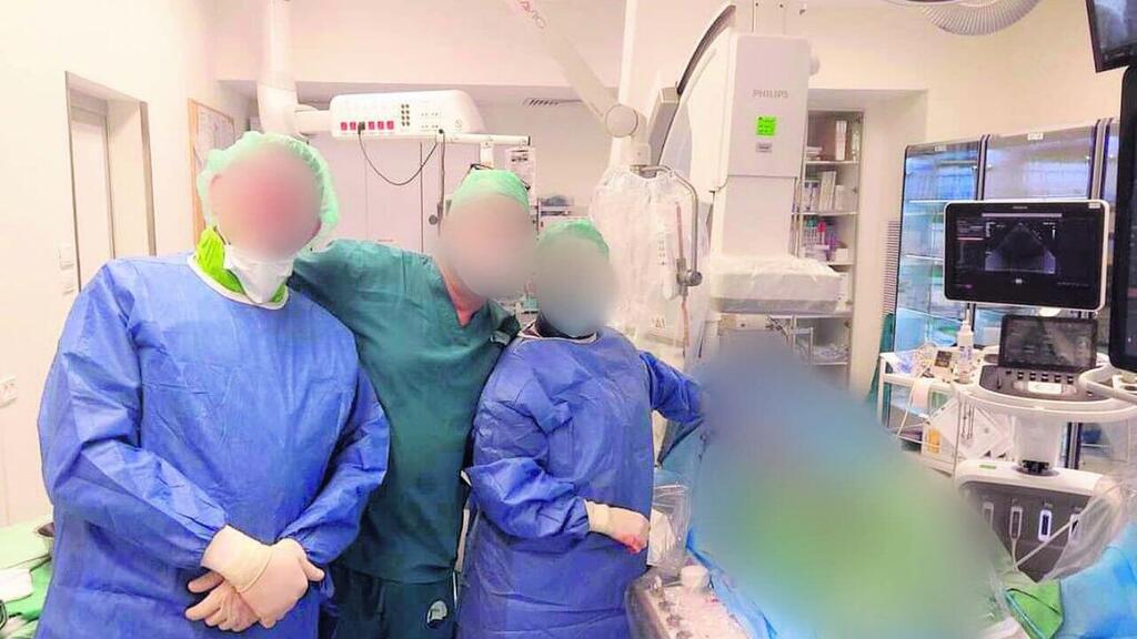 רופאים וחברי צוות מצטלמים עם מנותחים מורדמים
