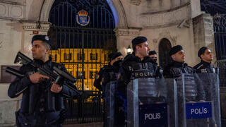 שוטרים מחוץ ל קונסוליה של שבדיה ב איסטנבול טורקיה