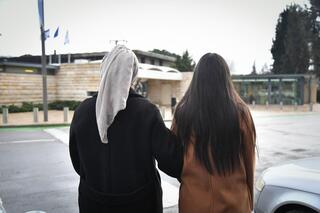 הילה (שם בדוי) וסוהרת נוספת מול בית הנשיא, ירושלים