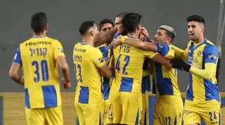 שחקני מכבי תל אביב חוגגים עם ג'ורג'ה יובאנוביץ'