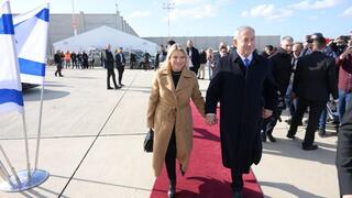 ראש הממשלה בנימין נתניהו ורעייתו שרה לקראת המראה לביקור בצרפת