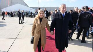 ראש הממשלה בנימין נתניהו ורעייתו שרה לקראת המראה לביקור בצרפת