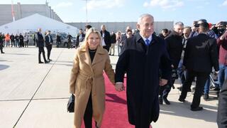 ראש הממשלה בנימין נתניהו ורעייתו שרה לקראת המראה לביקור בצרפת