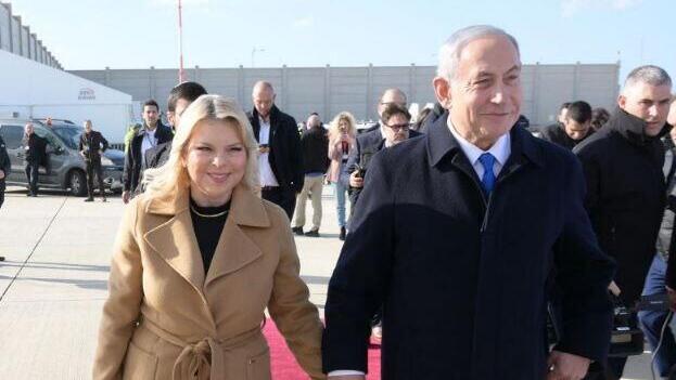 ראש הממשלה בנימין נתניהו ורעייתו שרה לקראת המראה לביקור בצרפת