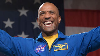 האסטרונאוט האמריקני ויקטור גלובר 