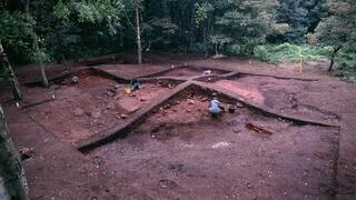 חפירת תל קבורה ויקינגי באתר הקבורה הית' ווד שבמחוז דרבישייר