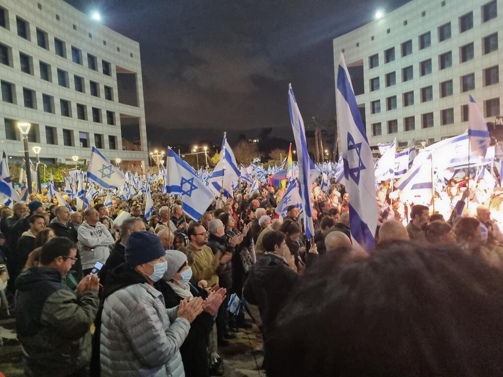 הפגנה נגד המהפכה המשפטית בהרצליה