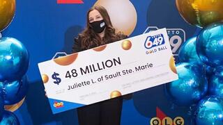 קנדה אונטריו ג'ולייט למור בת 18 זכתה ב 35 מיליון דולר בלוטו ב כרטיס הראשון שמילאה בחייה