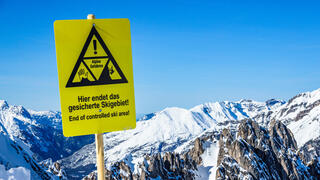 שלט אזהרה על יציאה מתחם גלישה גלישת סקי שלג מאובטח ב אוסטריה ארכיון
