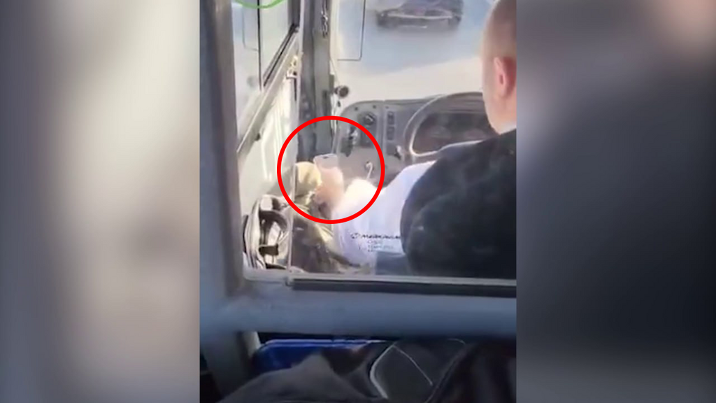 תיעוד: נהג של חברת קווים מסמס תוך כדי נהיגה