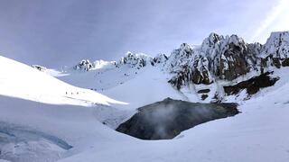 פלומה זו שנפלטת מאגם ליד פסגת הר הוד (Mount Hood) באורגון, נצפתה במאי 2021, שלא באמצעות תצפיות לווין. ניתוח ליבות קרח מראה שלפלומות כאלה יש השפעה הרבה יותר גדולה על רמת האירוסולים באטמוספירה ממה שסברו בעבר