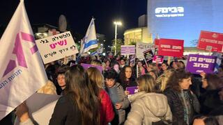 מחאת נשים נגד הרפורמה המשפטית בכיכר הבימה בתל אביב