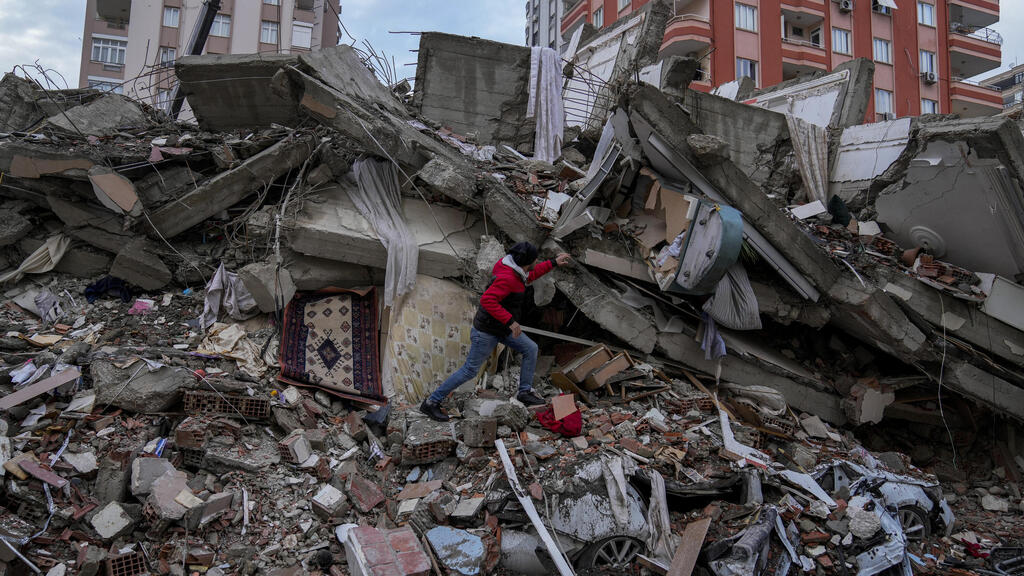 Searching for survivors in Adana, Turkey after major quake 