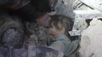 סוריה אזור חלב חילוץ של ילדה קטנה בחיים רעידת אדמה