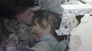 סוריה אזור חלב חילוץ של ילדה קטנה בחיים רעידת אדמה