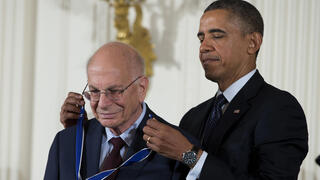    הנשיא לשעבר אובמה מעניק את מדליית החירות לפרופ' כהנמן