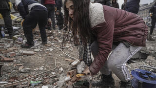 אזרחים עוזרים לכוחות ההצלה בפניוי ההריסות בטורקיה