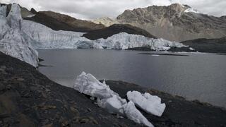 אגם קרחוני בפרו, במקום בו הקרחונים נמסים ומסכנים את חיי התושבים