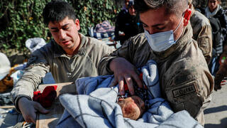 תינוק שחולץ מהריסות הרעידה בטורקיה