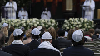 תפילה ליד בית הכנסת עמנו-אל בניו יורק בתקופת הקורונה