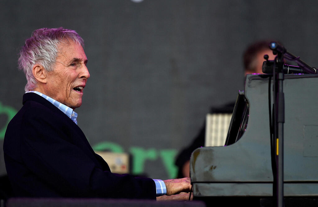 Bacharach performs on the Pyramid stage at Worthy Farm in Somerset during the Glastonbury Festival in Britain, June 27, 2015 (Photo: Reuters) U.S. President Barack Obama applauds after presenting Bacharach with a 2012 Library of Congress Gershwin Prize for Popular Song in the East Room of the White House on May 9, 2012