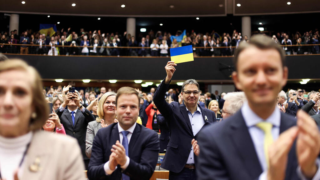 נשיא אוקראינה וולודימיר זלנסקי ב בריסל הפרלמנט האירופי מחיאות כפיים