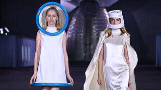 תצוגת אופנה של המותג פייר קרדן, 2022