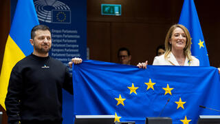 נשיא אוקראינה וולודימיר זלנסקי ב בריסל עם נשיאת הפרלמנט האירופי רוברטה מצולה