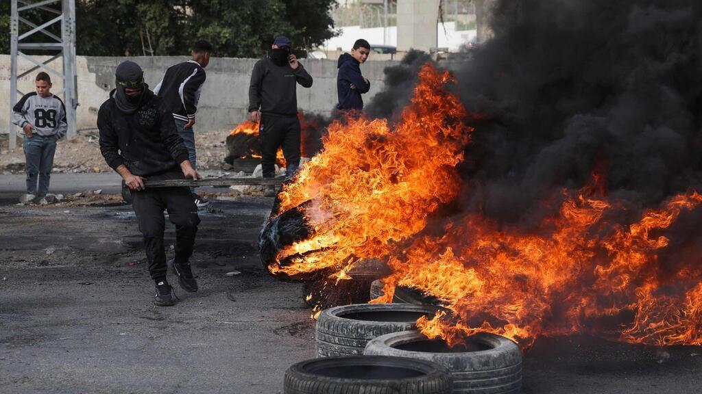 Palestinian protesters burn tires in Jericho 