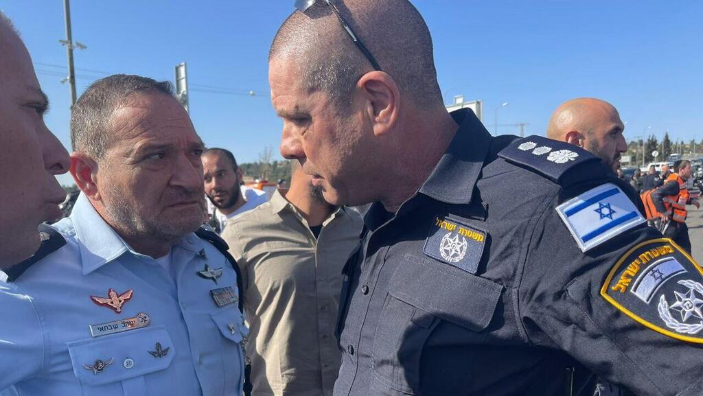 מפכ"ל המשטרה יעקב שבתאי בזירת הפיגוע בשכונת רמות בירושלים