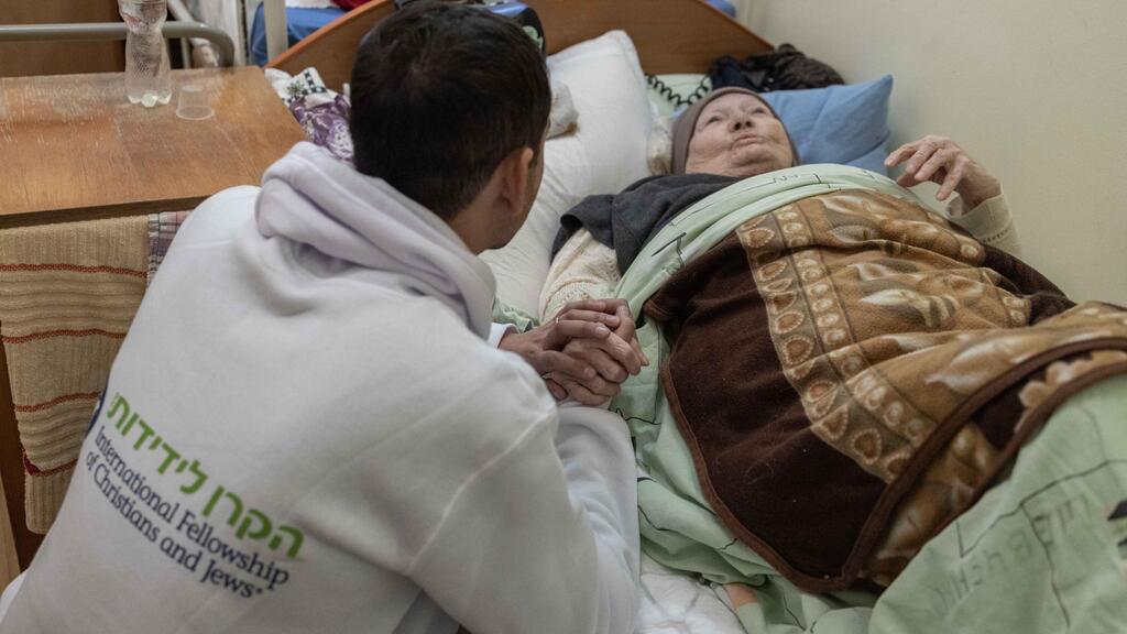מבקרים קשישים בבתיהם