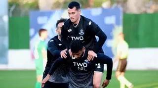 שחקני הפועל פ"ת חוגגים