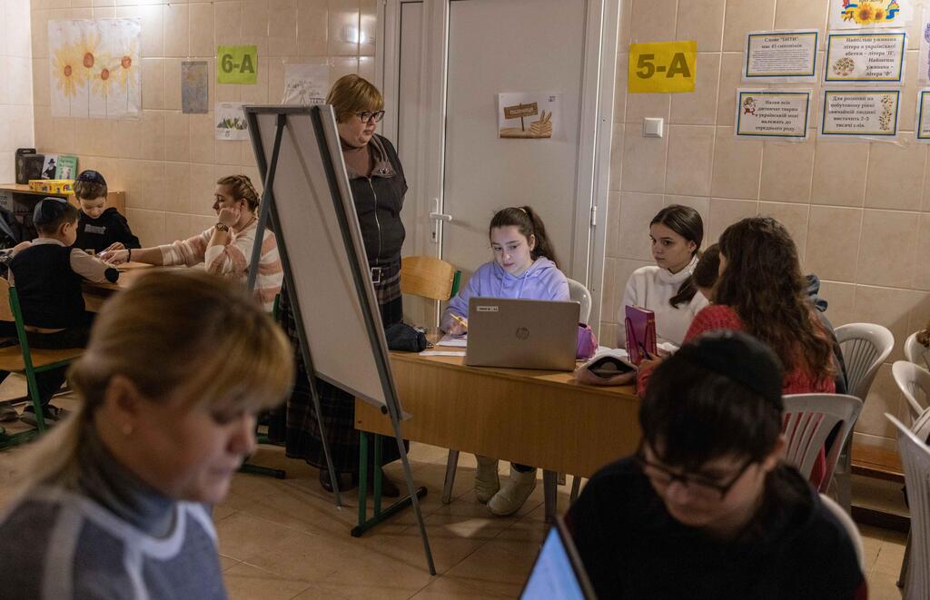ילדים בבית הספר של חב"ד באודסה. למרות הכול, הלימודים ממשיכים כרגיל