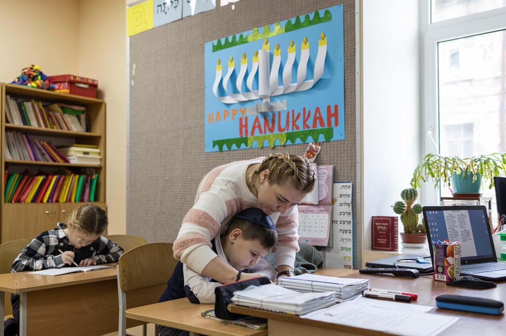 ילדים לומדים בבית הספר של חב"ד באודסה