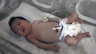 סוריה רעידת אדמה התינוקת איה שנולדה מתחת להריסות ואז אמה מתה מאושפזת בבית חולים
