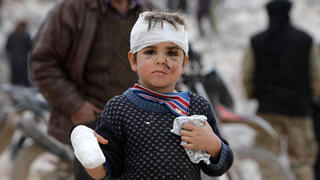 סוריה מוסא חמיידי ילד בן 6 נפצע רעידת אדמה עיירה ג'נדריס אזור המורדים