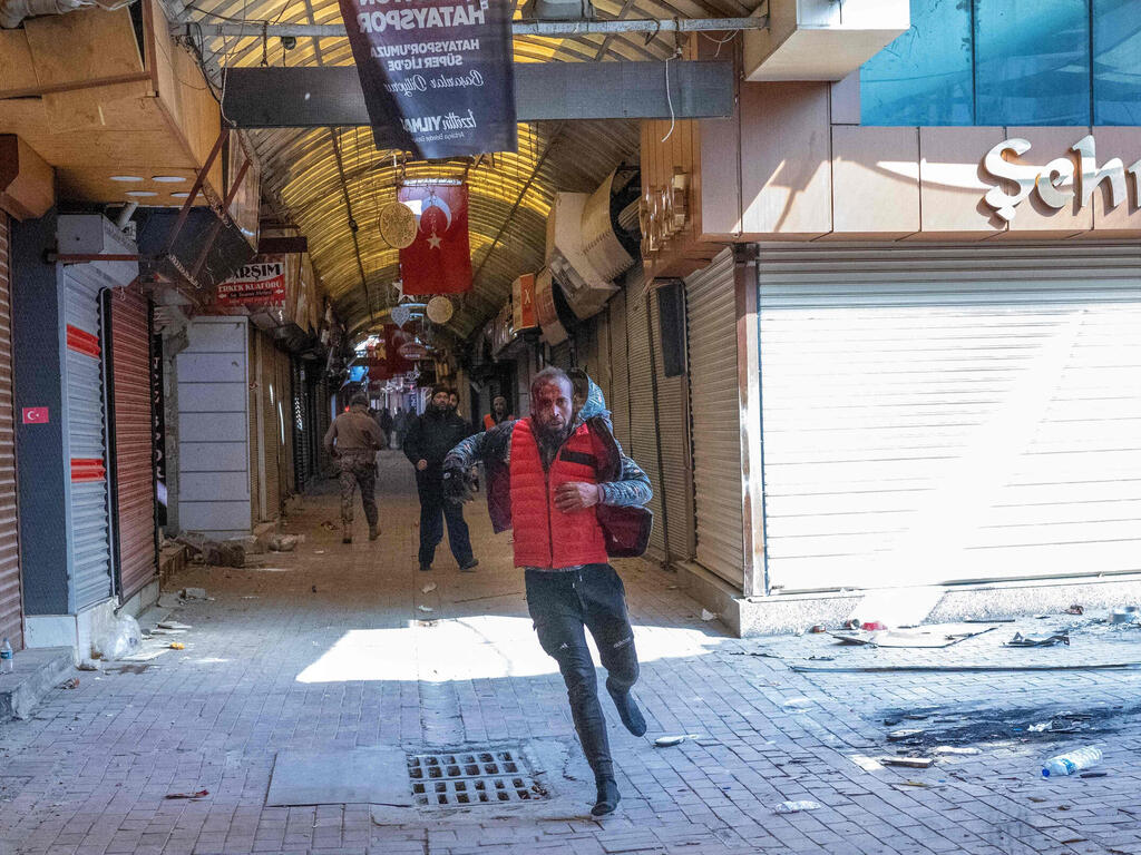 טורקיה אנטקיה חנויות תכשיטים בזאר גבר החשוד כ גנב בורח דיווחים על מעשי ביזה אחרי רעידת אדמה