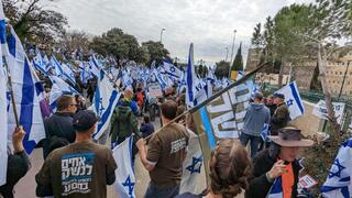 צעדת המילואימניקים בדרך להפגנה בכנסת 