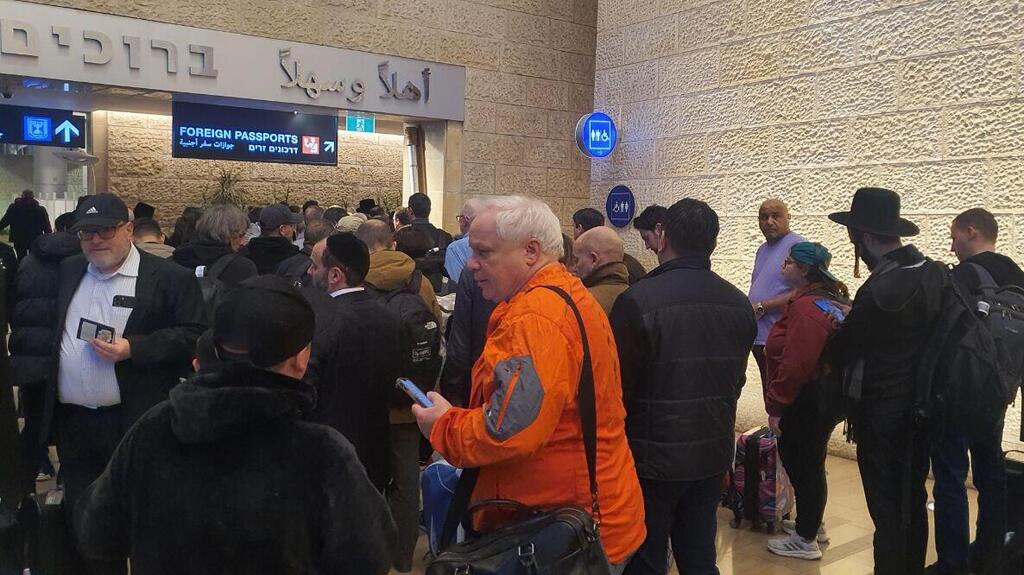 Очередь в Бен-Гурионе (Фото: Яир Краус) תורי ענק בנתב"ג לכניסת זרים