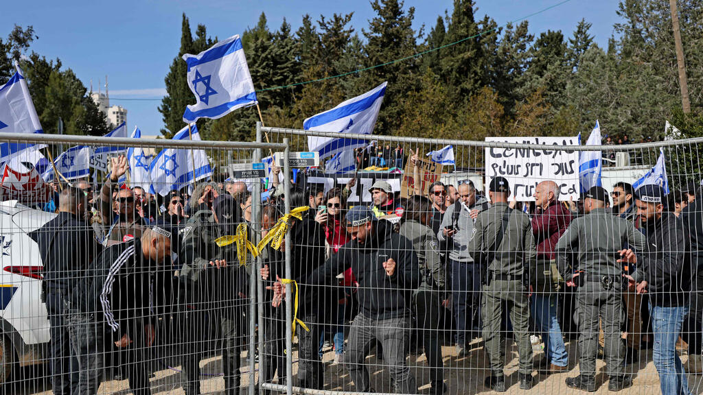 עימותים בין מפגינים לשוטרים בירושלים