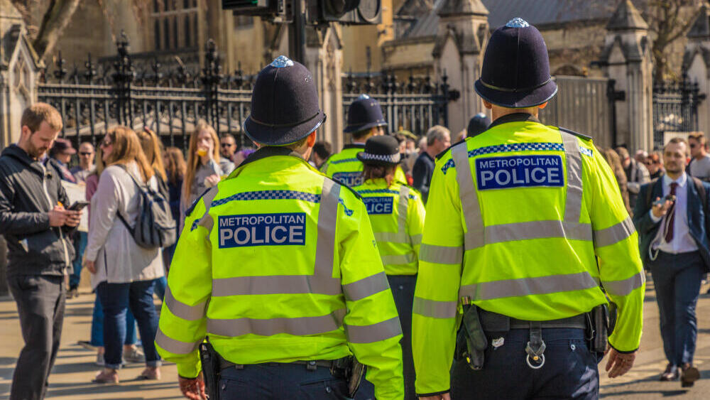 Полицейские в Лондоне, иллюстрация (Фото: shutterstock) שוטרים בלונדון