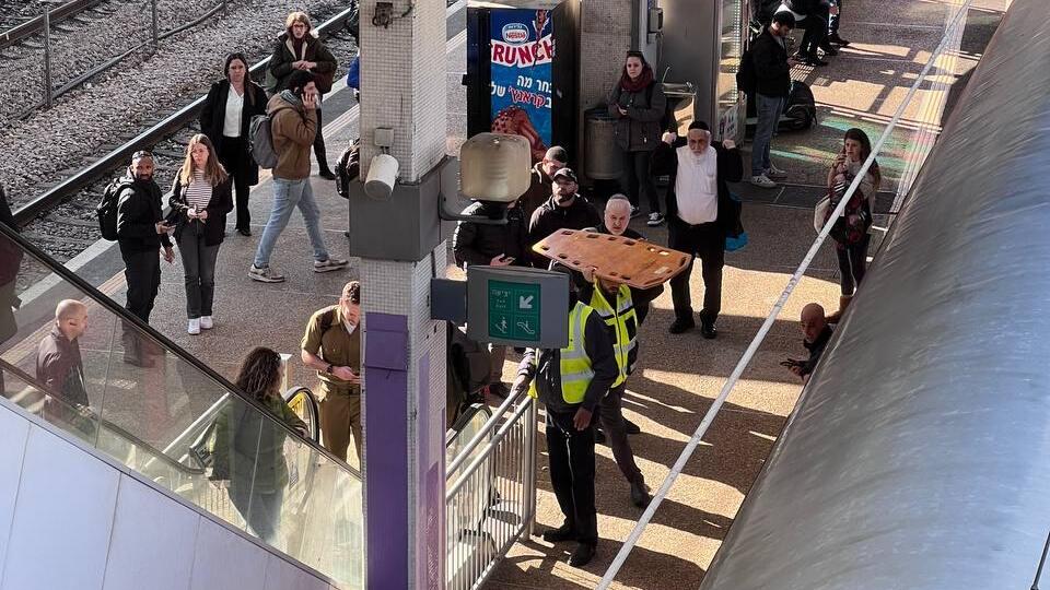 אדם נכנס לשטח המסילה בניגוד להנחיות בתחנת ת"א סבידור מרכז ונפגע מרכבת חולפת